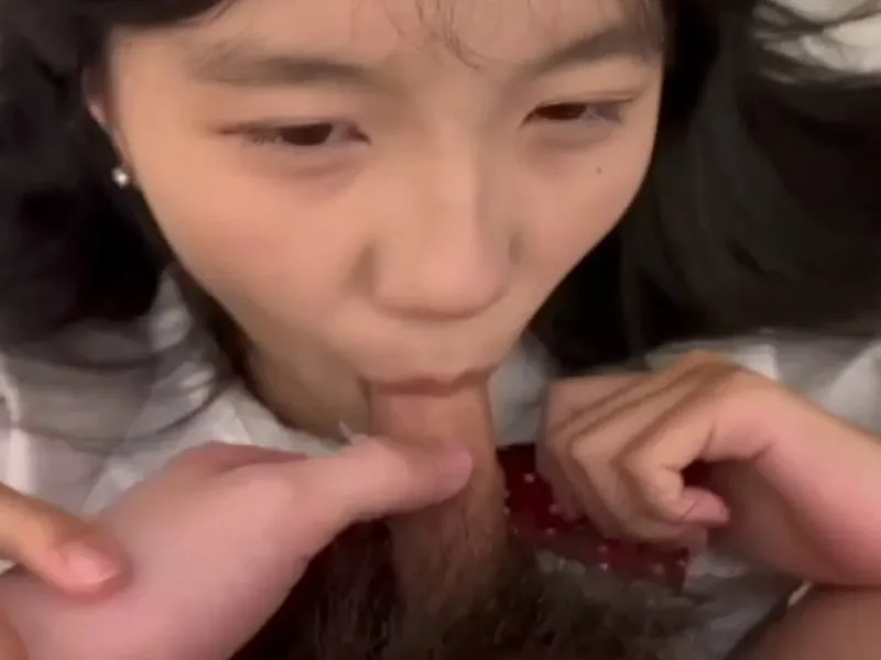 Em loli dễ thương liếm cục thịt biến em thành con em đào nứng p2